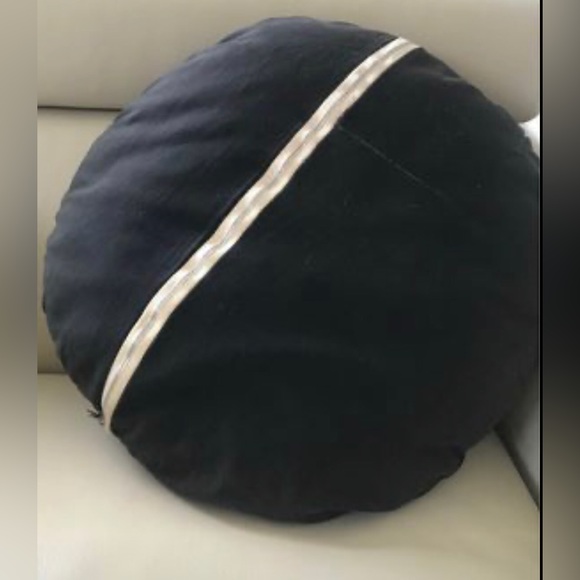 Vintage Exquisite Accent Cushion
D: 14” - Picture 3 of 4